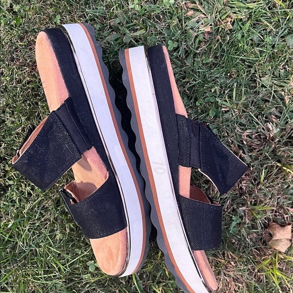 Vionic Black and Tan Women's Sandals 9 - Picture 3 of 4